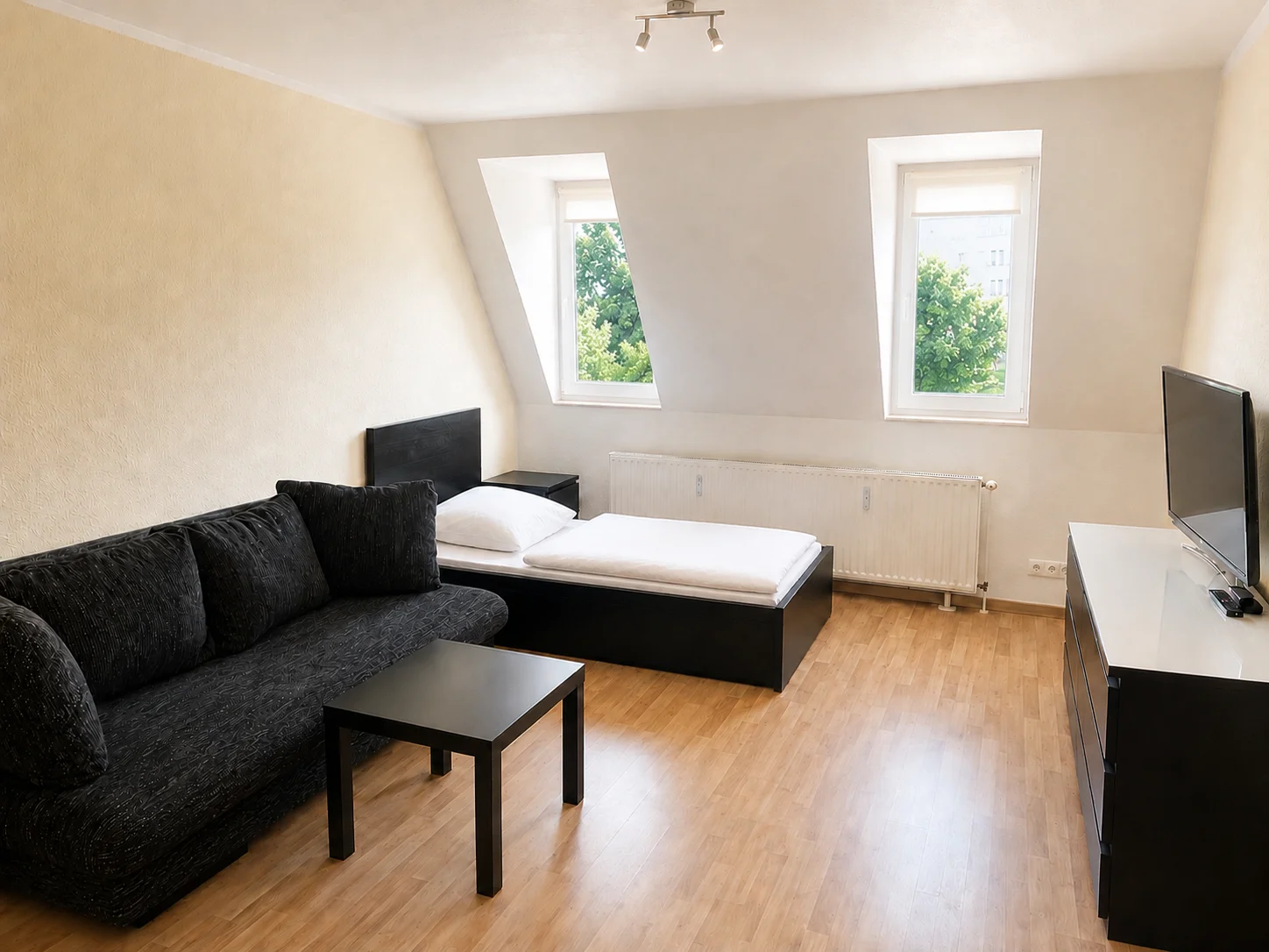 Wohnzimmer und Schlafbereich Wohnung 2
